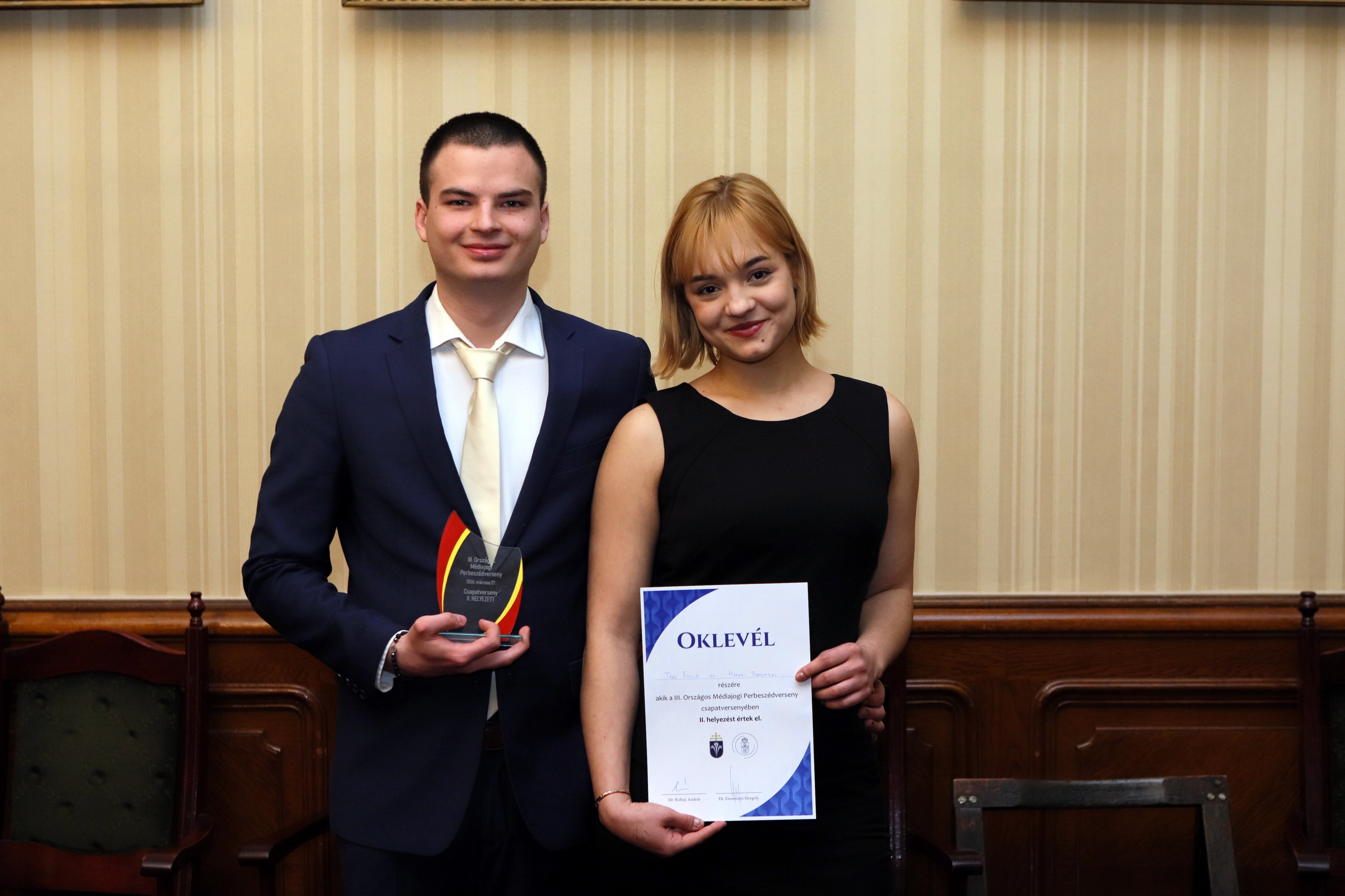 Harkai Barnabás és Tőke Emília közös képe az oklevéllel és a díjjal