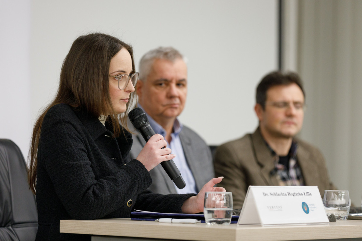 Oktatónk előadása a VERITAS-esten előadói kép